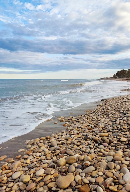 Plaża nad morzem Niebieska fala i chmura na krajobrazie Piękne wybrzeże na letnie wakacje