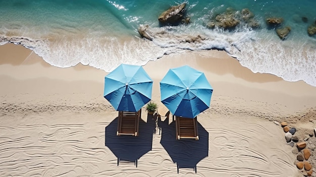 Plaża nad morzem z falami i leżakami z parasolami Wakacje