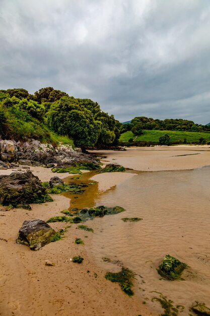 Plaża Poo w pobliżu wioski Llanes