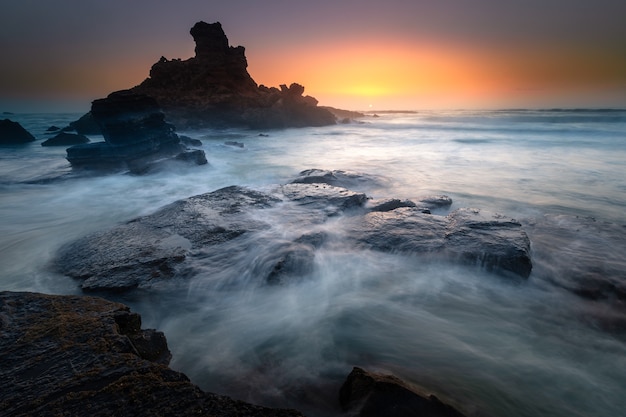 Plaża Praia Do Castelejo Pomiędzy Klifem Algarve W Portugalii