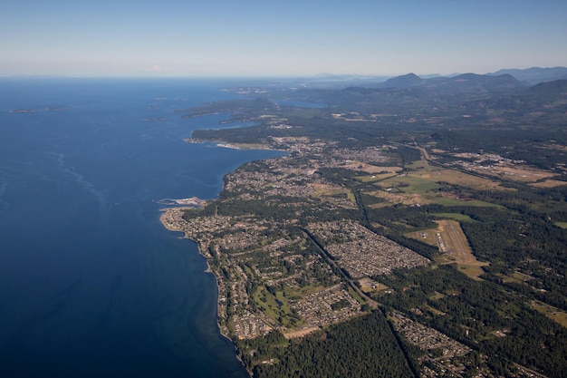 Plaża Qualicum z lotu ptaka nad brzegiem Cieśniny Georgia na wyspie Vancouver