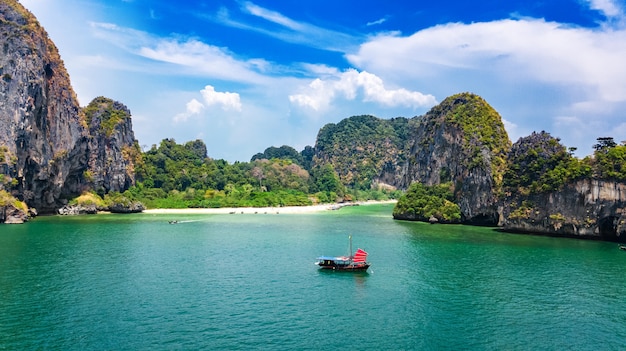 Plaża Railay W Tajlandii, Prowincja Krabi, Widok Z Lotu Ptaka Na Tropikalne Plaże Railay I Pranang Oraz Wybrzeże Morza Andamańskiego Z Góry