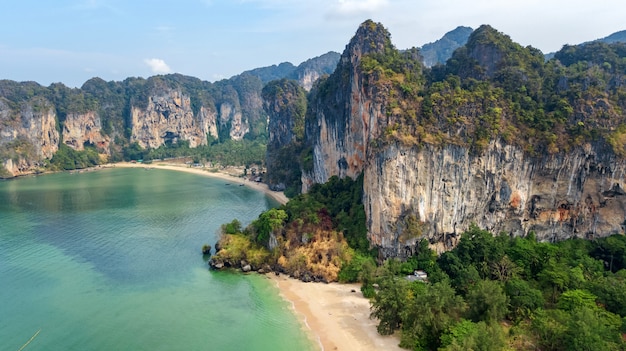 Plaża Railay W Tajlandii, Prowincja Krabi, Widok Z Lotu Ptaka Na Tropikalne Plaże Railay I Pranang Ze Skałami I Palmami, Wybrzeże Morza Andamańskiego Z Góry