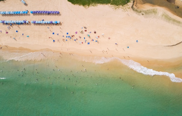 Plaża Sand Sea Shore i fale biały spieniony letni słoneczny dzień w tle Niesamowita plaża widok z góry na dół nadmorskie tło natury