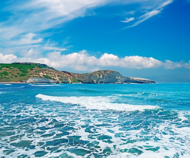 Plaża Santa Caterina di Pittinuri w pochmurny dzień