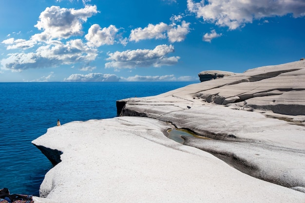 Plaża Sarakiniko na wyspie Milos Cyklady Grecja Białe formacje skalne klify i jaskinie nad błękitnym morzem