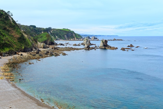 Plaża Silencio (Hiszpania). Krajobraz wybrzeża Oceanu Atlantyckiego.