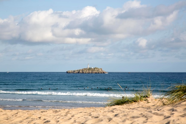 Plaża Somo z wyspą Mouro i latarnią morską, Santander, Hiszpania