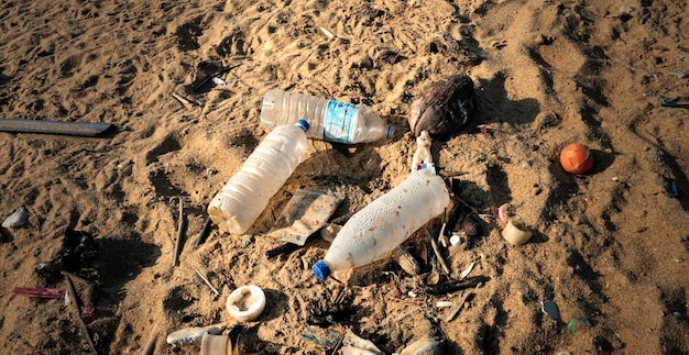Zdjęcie plaża sri lanki jest zanieczyszczona śmieciami