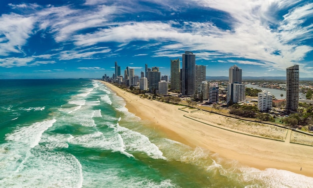 Zdjęcie plaża surfers paradise z perspektywy drona powietrznego gold coast queensland australia
