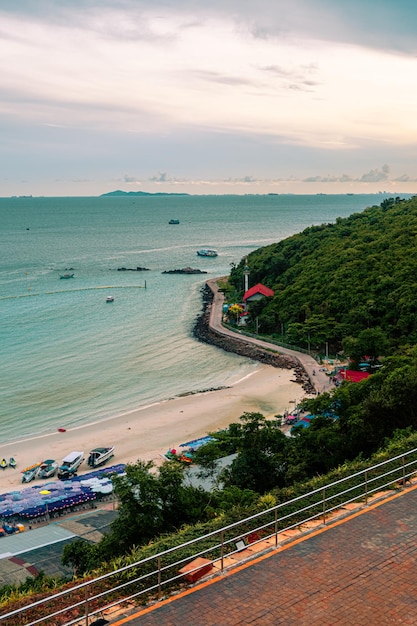 Plaża Tawaen na wyspie Larn Koh Larn Piękne morze w Chonburi Tajlandia