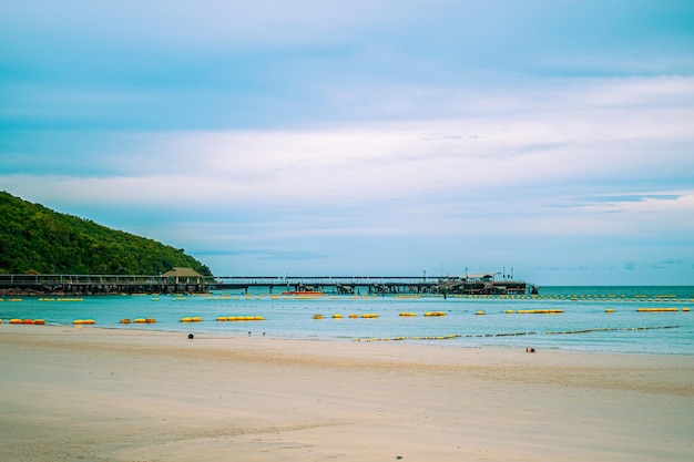 Plaża Tawaen na wyspie Larn Koh Larn Piękne morze w Chonburi Tajlandia