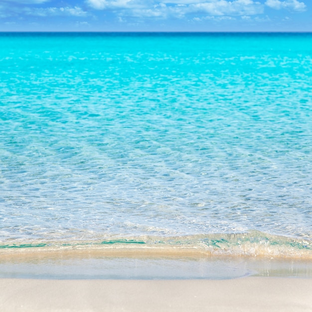 plaża tropikalna z białym piaskiem i turkusową wodą