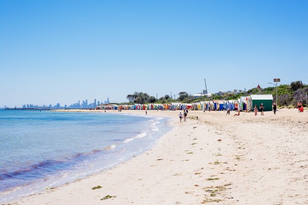 Plaża w Brighton i kolorowe kąpieliska, Melbourne, Australia. Lutym 2017 r.