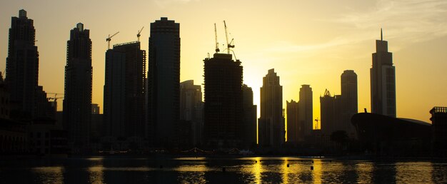 Plaża w Dubaju i wieżowce o zachodzie słońca