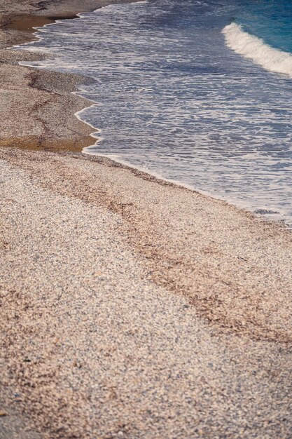 Plaża wybrzeża Morza Śródziemnego z falami lazurowej wody Letnia bryza morska