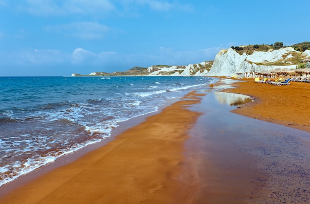Plaża Xi z czerwonym piaskiem. Wgląd ranka Grecja, Kefalonia. Morze Jońskie.