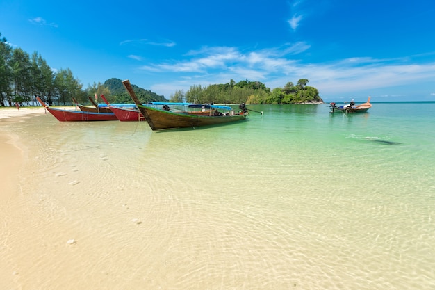 Plaża z białym piaskiem i długimi ogonami na wyspie Kham-Tok (koh-kam-tok), piękne morze Ranong Provi