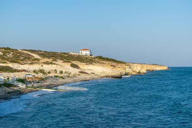 Zdjęcie plaża z białymi klifami na wyspie cypr