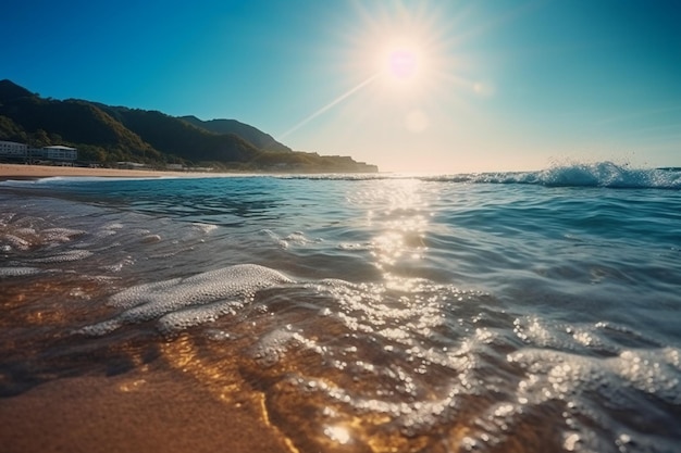 Plaża z błękitnym niebem i świecącym na niej słońcem