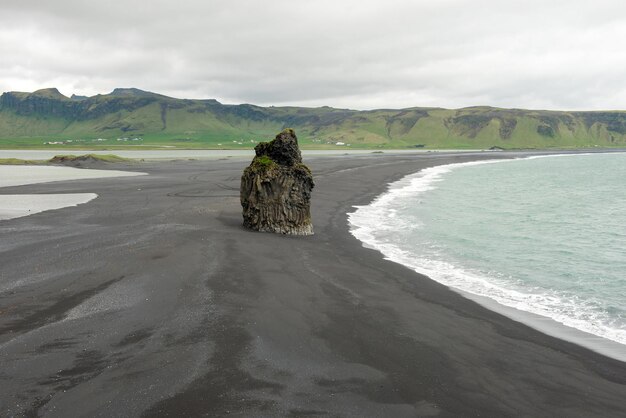 Plaża z czarnym piaskiem Reynisfjara Islandia