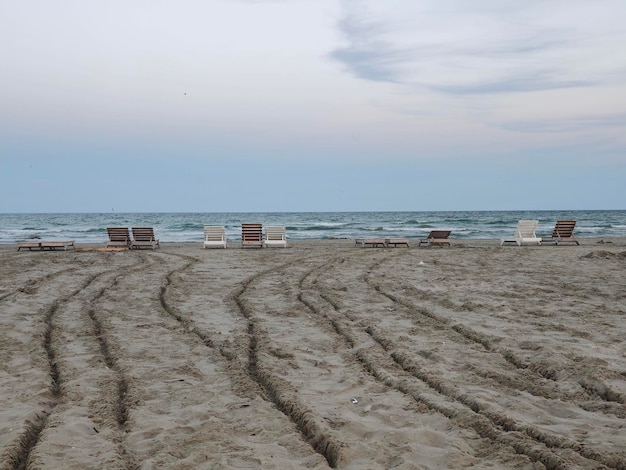 Plaża z leżakami i śladami opon