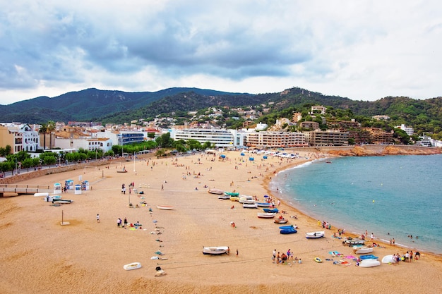 Plaża z ludźmi w Tossa de Mar na wybrzeżu Costa Brava nad Morzem Śródziemnym w Hiszpanii.