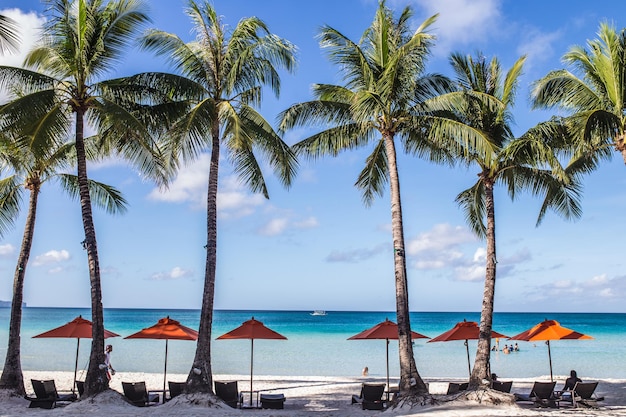 plaża z palmami i błękitnym niebem. Boracay, Filipiny, Azja.