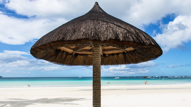 Plaża Z Palmami I Błękitnym Niebem. Boracay, Filipiny, Azja.