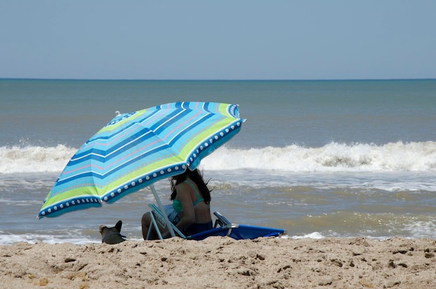 plaża z parasolem i opalanie się dla turystów