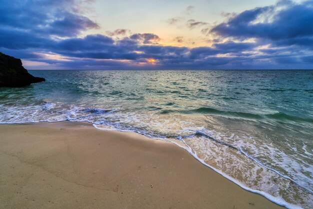 Plaża z pochmurnym niebem i oceanem w tle