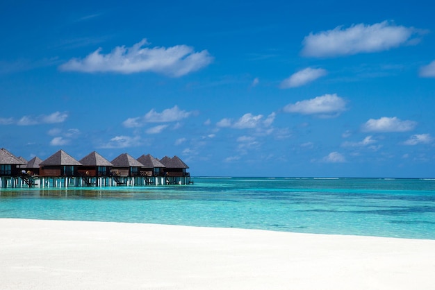 Plaża z wodnymi bungalowami na Malediwach