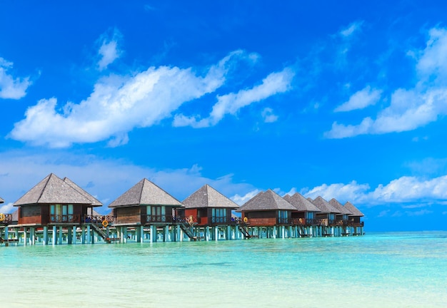 Plaża z wodnymi bungalowami na MalediwachxAxA