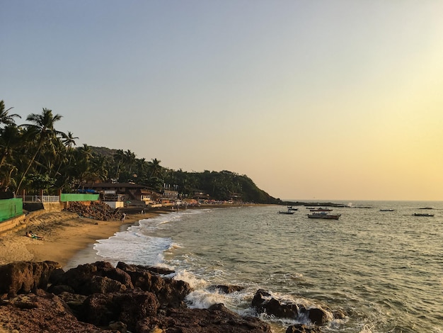 Zdjęcie plaża z zachodem słońca poza goa w indiach