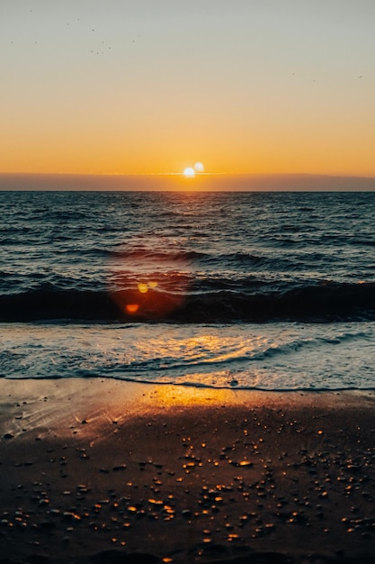 Plaża z zachodem słońca w tle