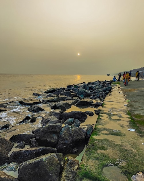 Plaża ze skałami i ludźmi na niej