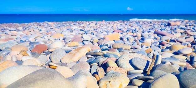 Plaża ze skałami i plażową sceną