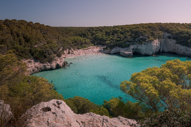 Plaże Cala Mitjana I Cala Mitjaneta Na Południowym Wybrzeżu Wyspy Menorca, Hiszpania.