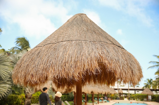 Plażowa chata ze słomianym dachem
