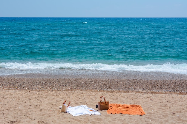 Plażowe Torby Plażowe I Ręczniki Opuszczone Przez Morze Są Rozłożone Na Piasku?