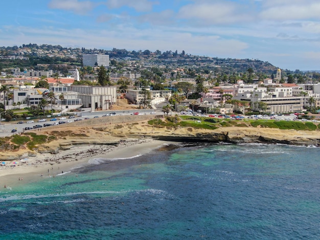 Plażowicze Cieszący Się Pięknym, Słonecznym Popołudniem W La Jolla Cove W San Diego W Kalifornii Usa