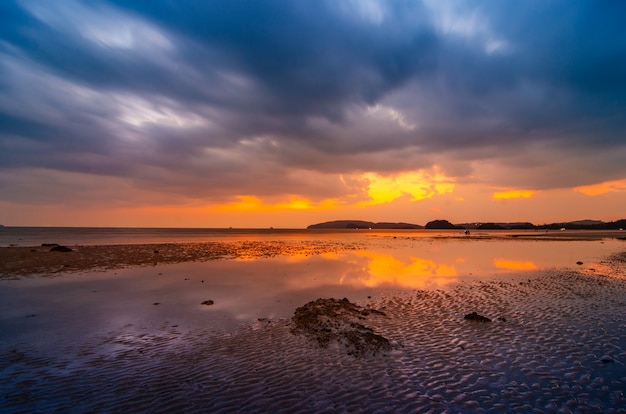 Plażowy Denny Wieczór Chmurny Przy Ao Nang Krabi, Tajlandia