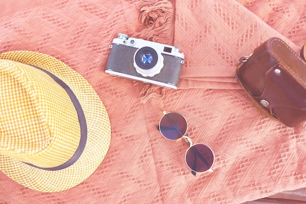 Plażowy kapelusz, kamera, okulary przeciwsłoneczni na plaży na słonecznym dniu. Koncepcja wakacje