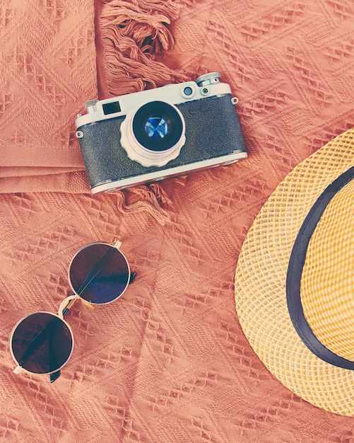 Plażowy kapelusz, kamera, okulary przeciwsłoneczni na plaży na słonecznym dniu