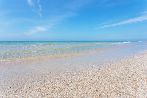 Plaży nad morzem w letni dzień