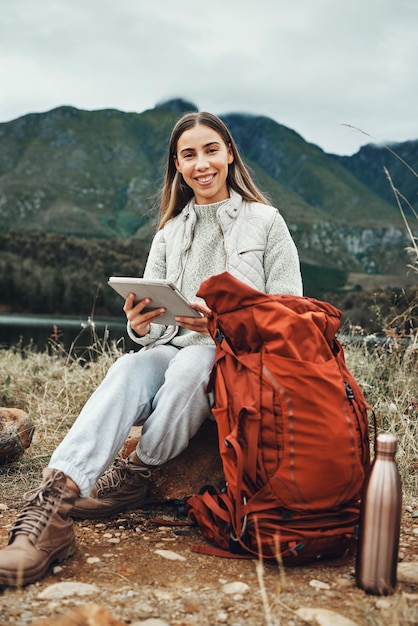 Plecak na tablet i kobieta trekking w górach na przygodową weekendową wycieczkę lub wakacje Torba z technologią cyfrową i kobieta z sieci kanadyjskiej w mediach społecznościowych i wędrówki po lesie