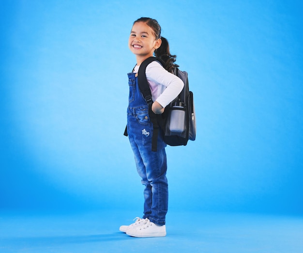Plecak szkolny i portret dziecka na niebieskim tle gotowe do nauki i edukacji