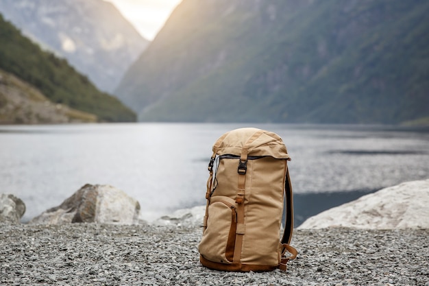 Zdjęcie plecak turystyczny. norweskie fiordy w tle