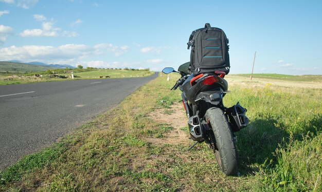 Plecak z motocyklem w plenerze Gotowy na przygodę i podróż