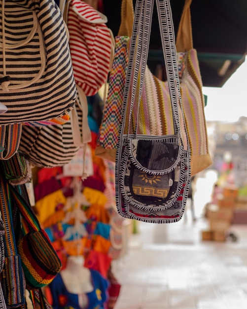 Plecaki torebki i torebki wykonane z typowych meksykańskich tkanin wiszących na zewnątrz sklepów z pamiątkami